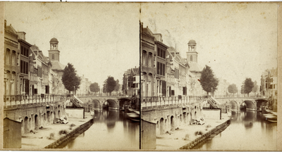 122404 Gezicht op de Oudegracht te Utrecht vanaf de Jansbrug met op de achtergrond de St.-Augustinuskerk en de Viebrug.